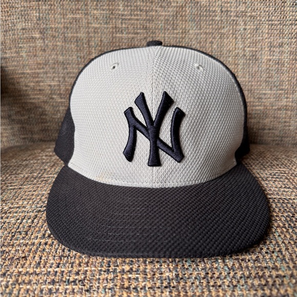 New Era New York Yankees Kids Fitted Gray and Navy cap - Picture 1 of 11